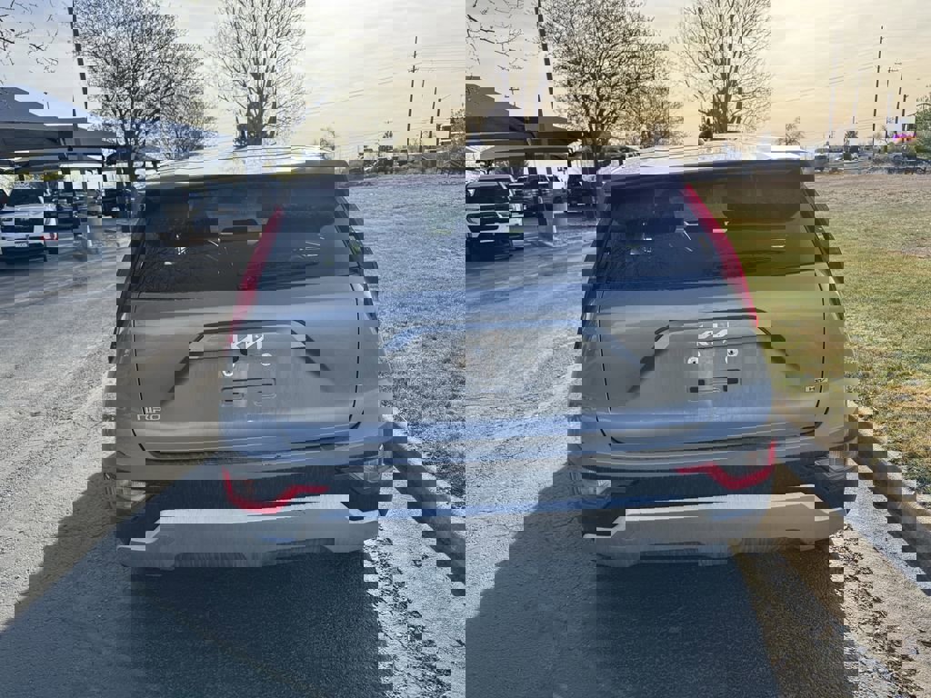 Used 2023 Kia Niro LX image 4