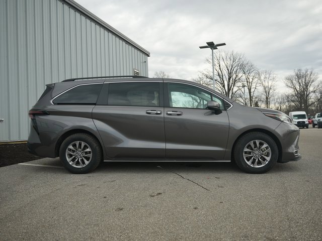 Used 2023 Toyota Sienna XLE image 7