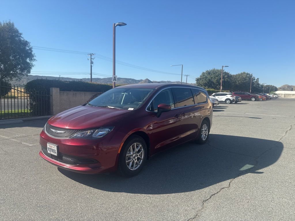 Used 2022 Chrysler Voyager LX image 4