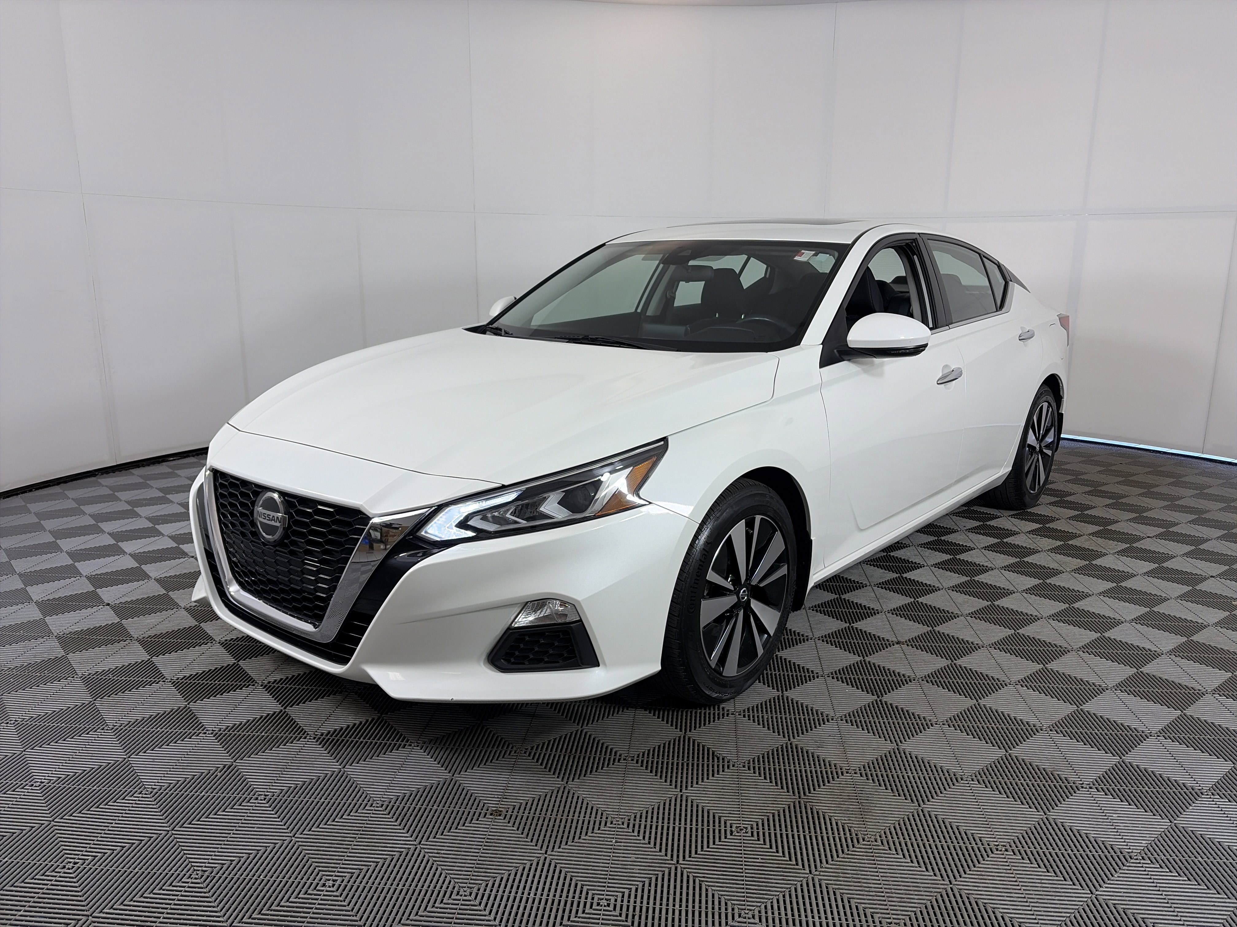 Used 2022 Nissan Altima 2.5 SV w/ SV Premium Package FWD image 2