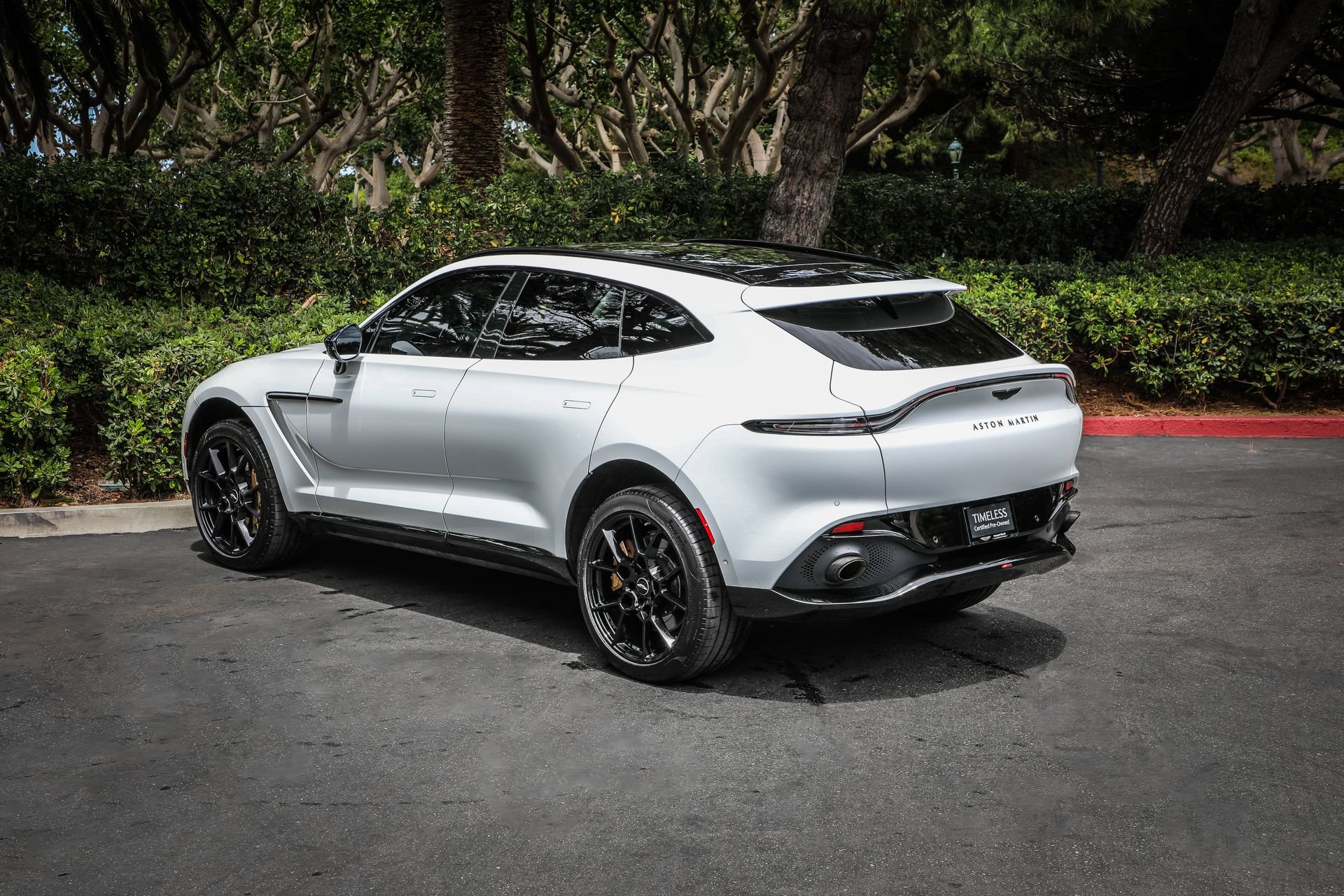 Used 2022 Aston Martin DBX AWD/4WD image 4
