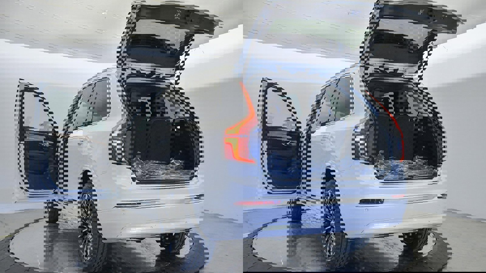 Certified 2025 Volvo XC90 T8 Plus w/ Protection Package Premier image 41