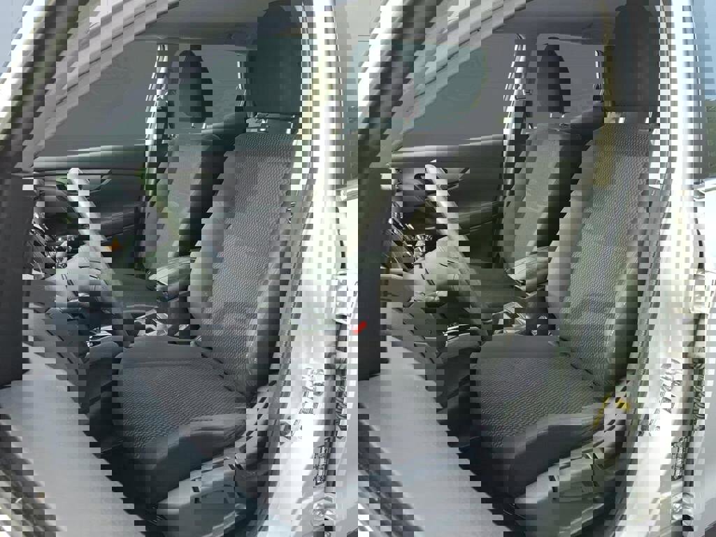 Used 2020 Nissan Rogue Sport S image 3