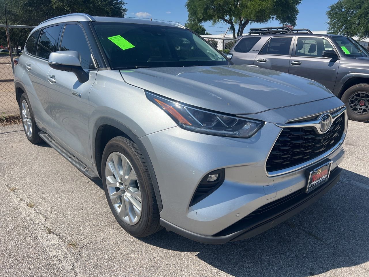Used 2020 Toyota Highlander Limited FWD image 3