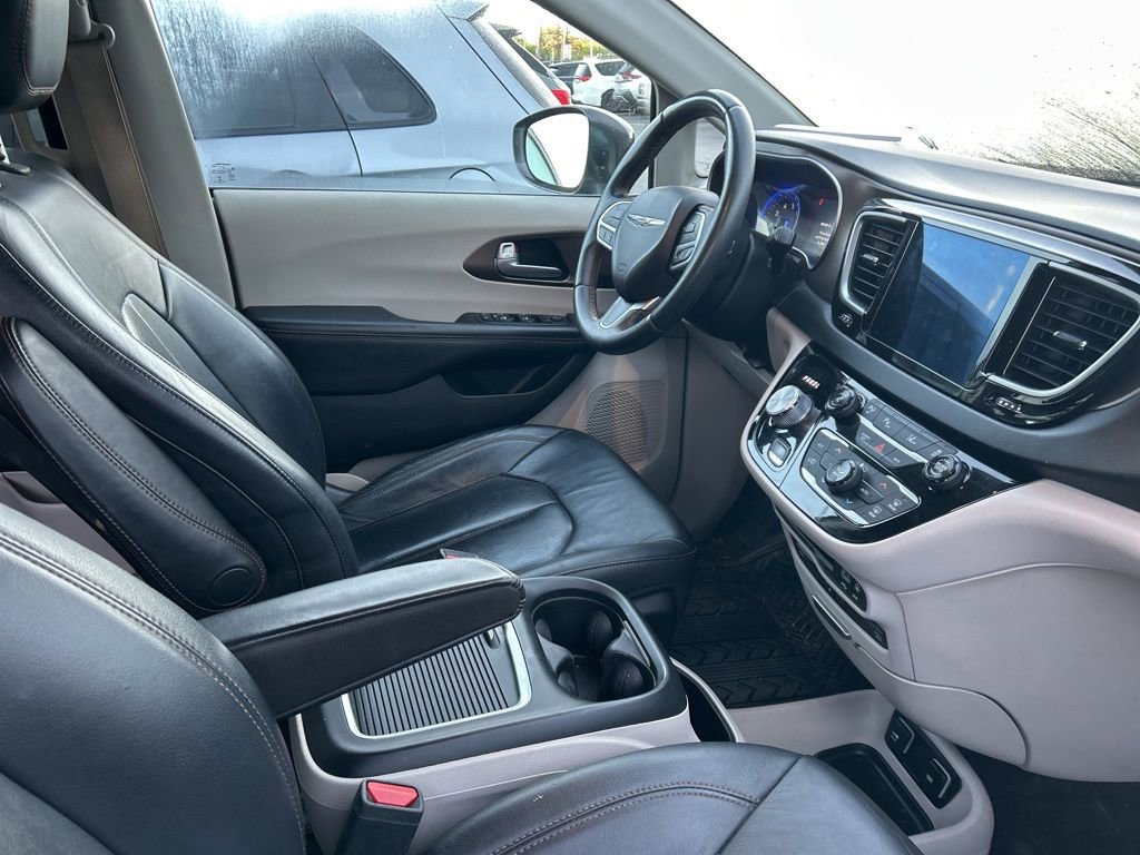 Used 2017 Chrysler Pacifica Touring-L Plus w/ Advanced Safetytec Group FWD image 8