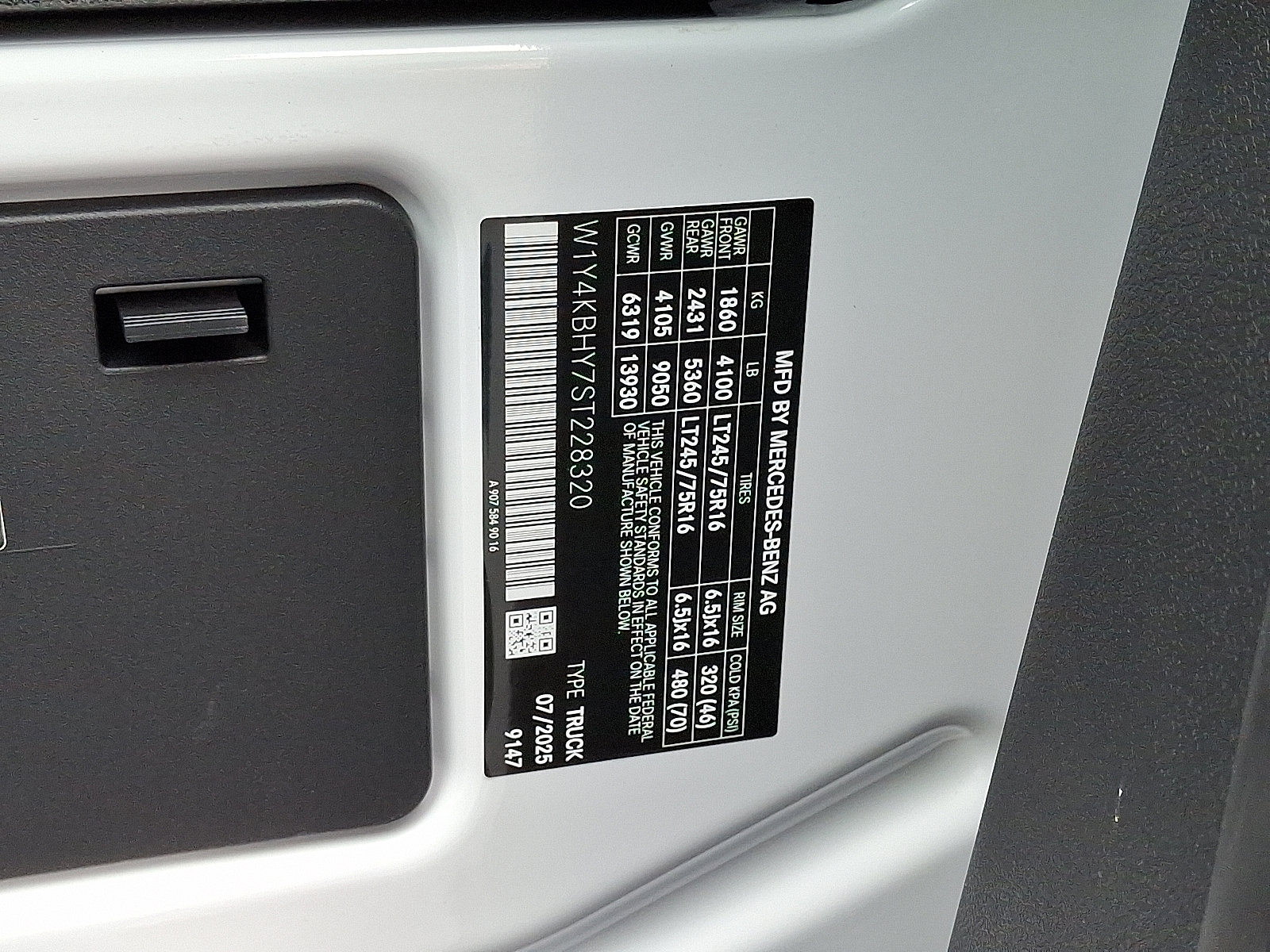 Used 2025 Mercedes-Benz Sprinter 2500 image 27