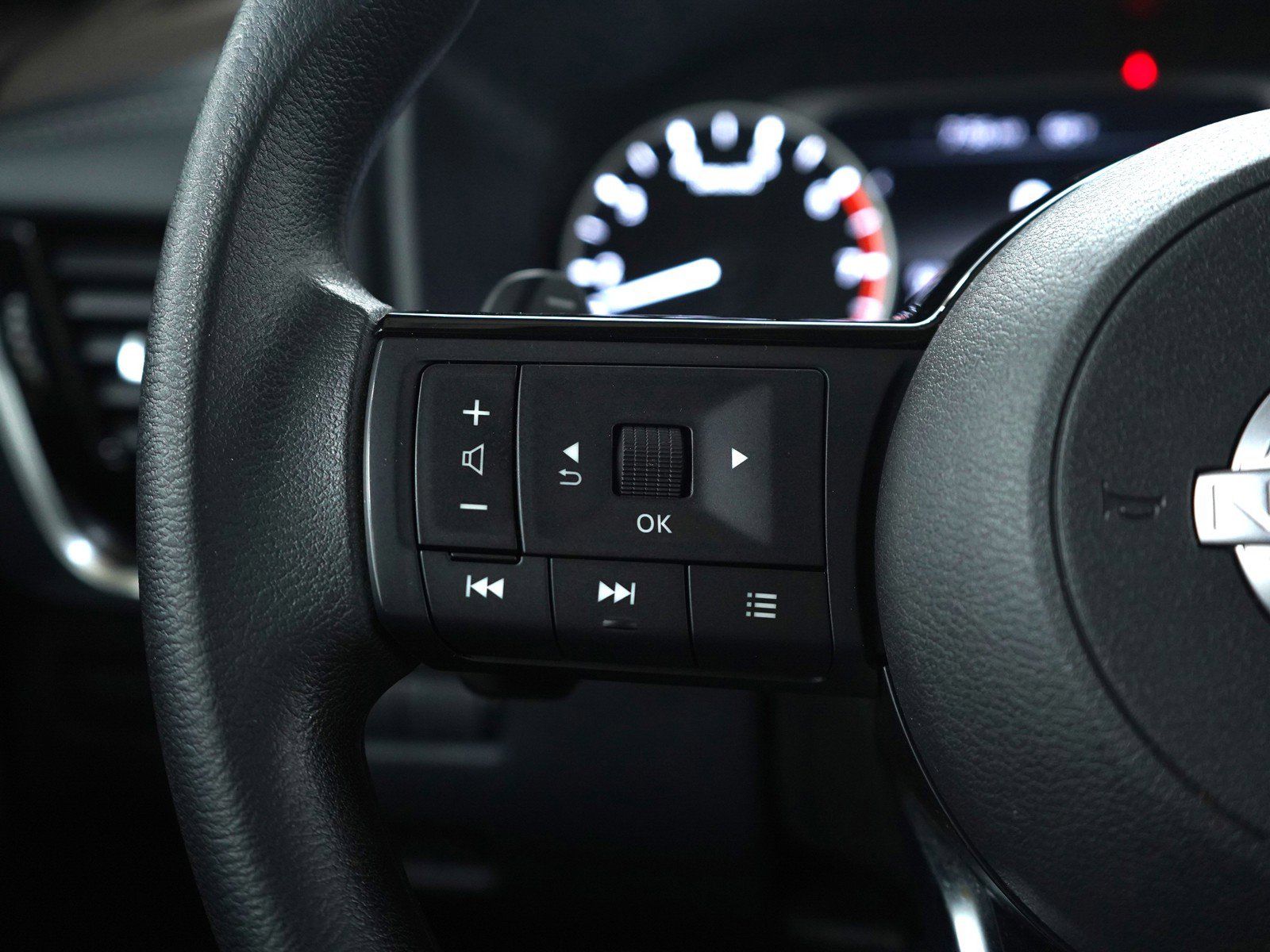 Used 2022 Nissan Rogue SV image 26