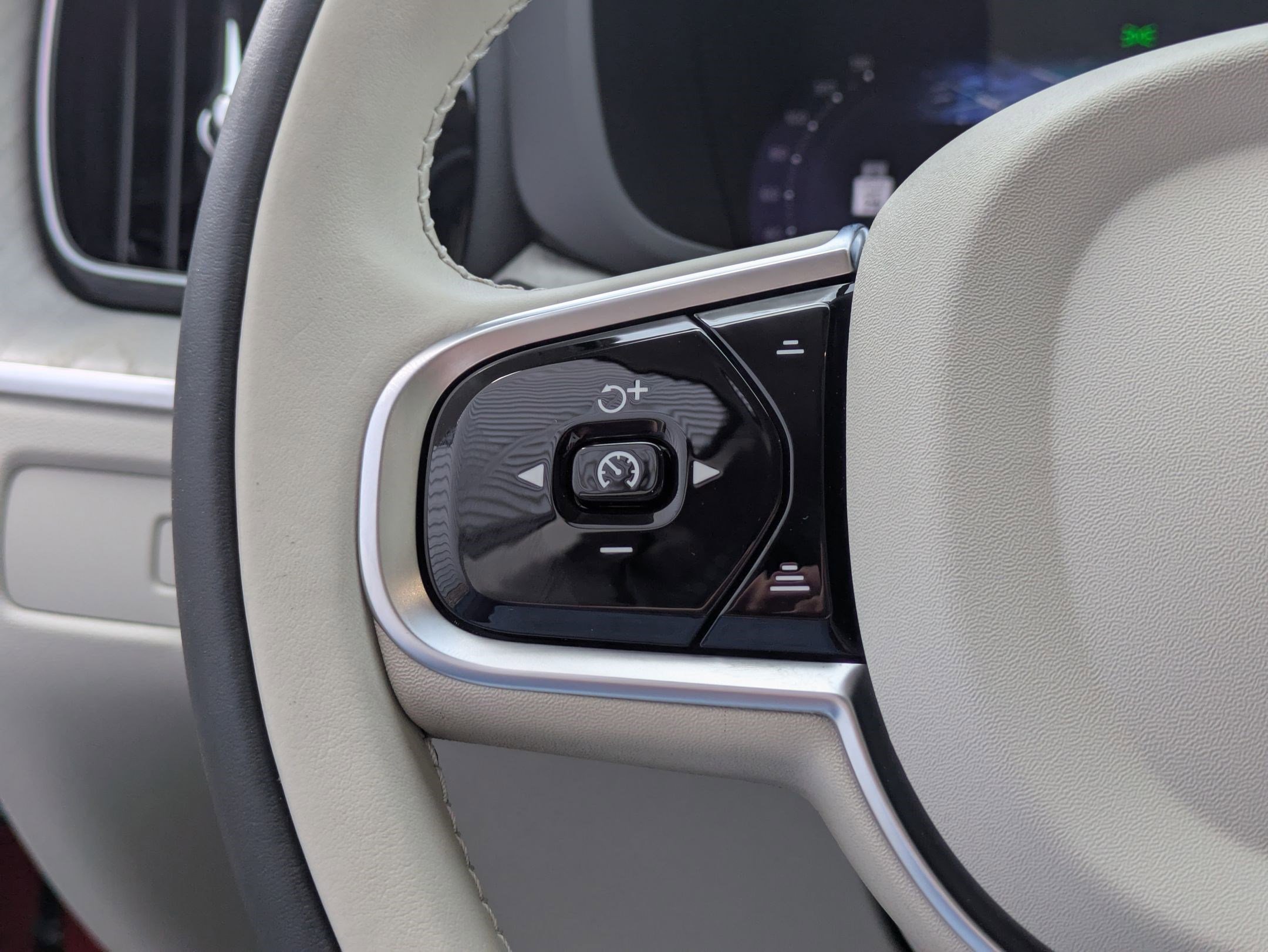 Used 2025 Volvo XC60 B5 Plus w/ Protection Package Premier image 18