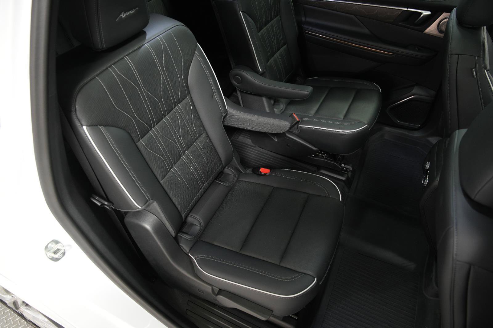 Used 2025 Buick Enclave Avenir image 14