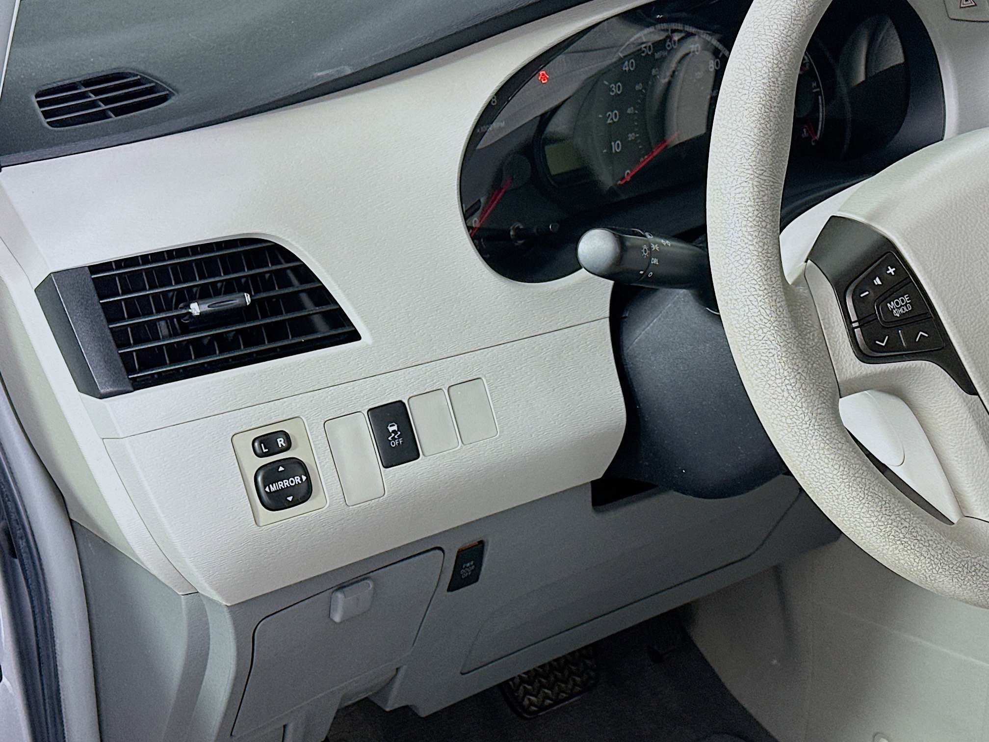 Used 2011 Toyota Sienna LE image 16