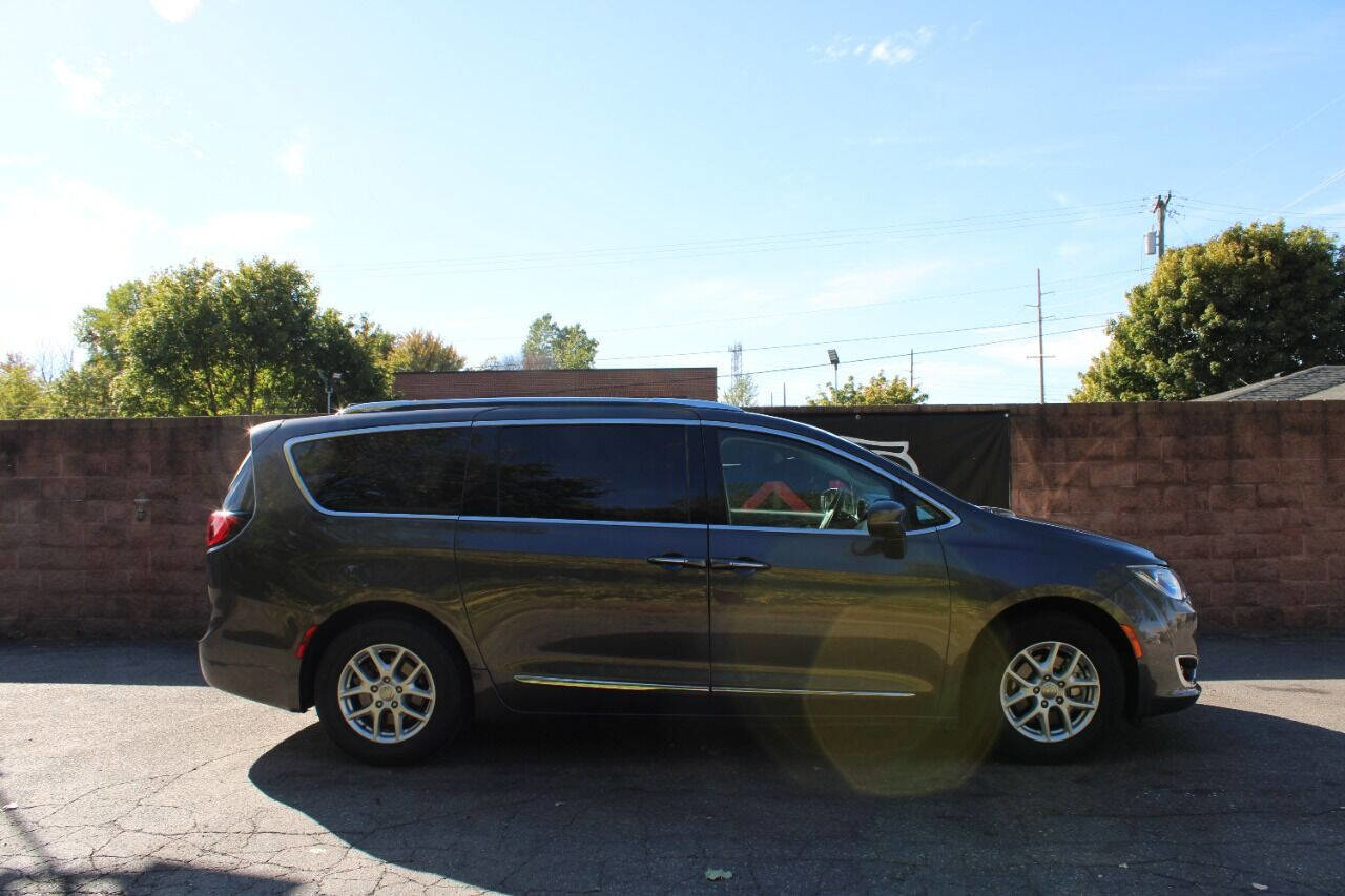 Used 2020 Chrysler Pacifica Touring-L image 5