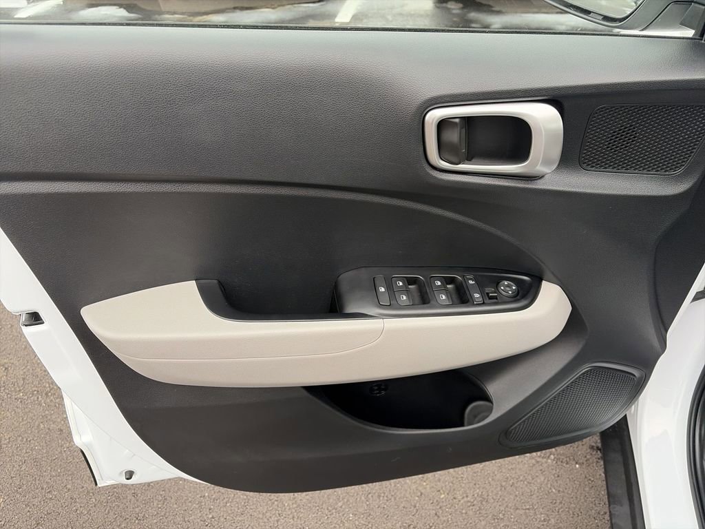 Used 2024 Hyundai Venue SEL image 13