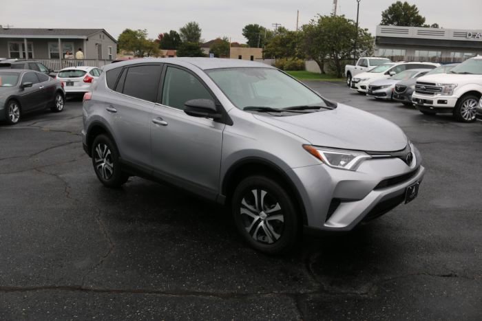 Used 2018 Toyota RAV4 LE image 9