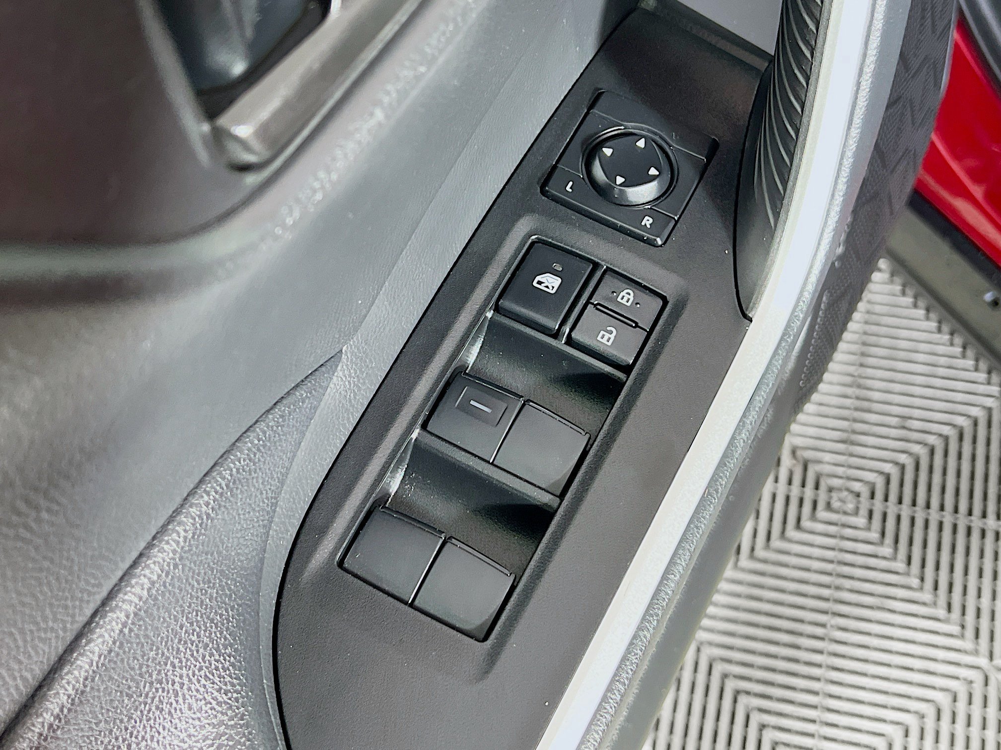 Used 2023 Toyota RAV4 LE AWD/4WD image 18
