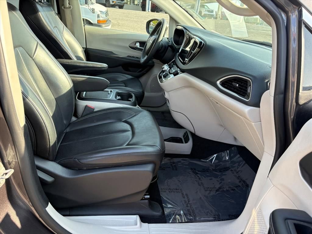 Used 2023 Chrysler Pacifica Touring-L image 15