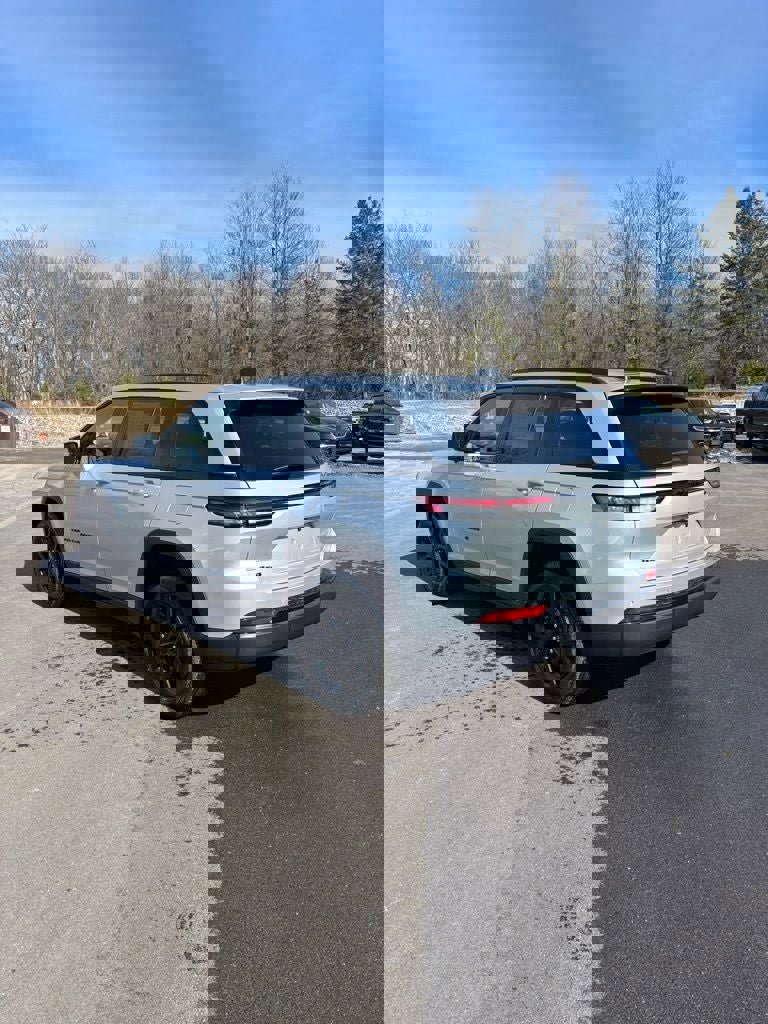 Used 2025 Jeep Grand Cherokee Altitude image 6