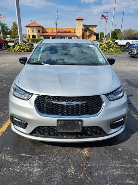 Used 2024 Chrysler Pacifica Touring-L FWD image 7