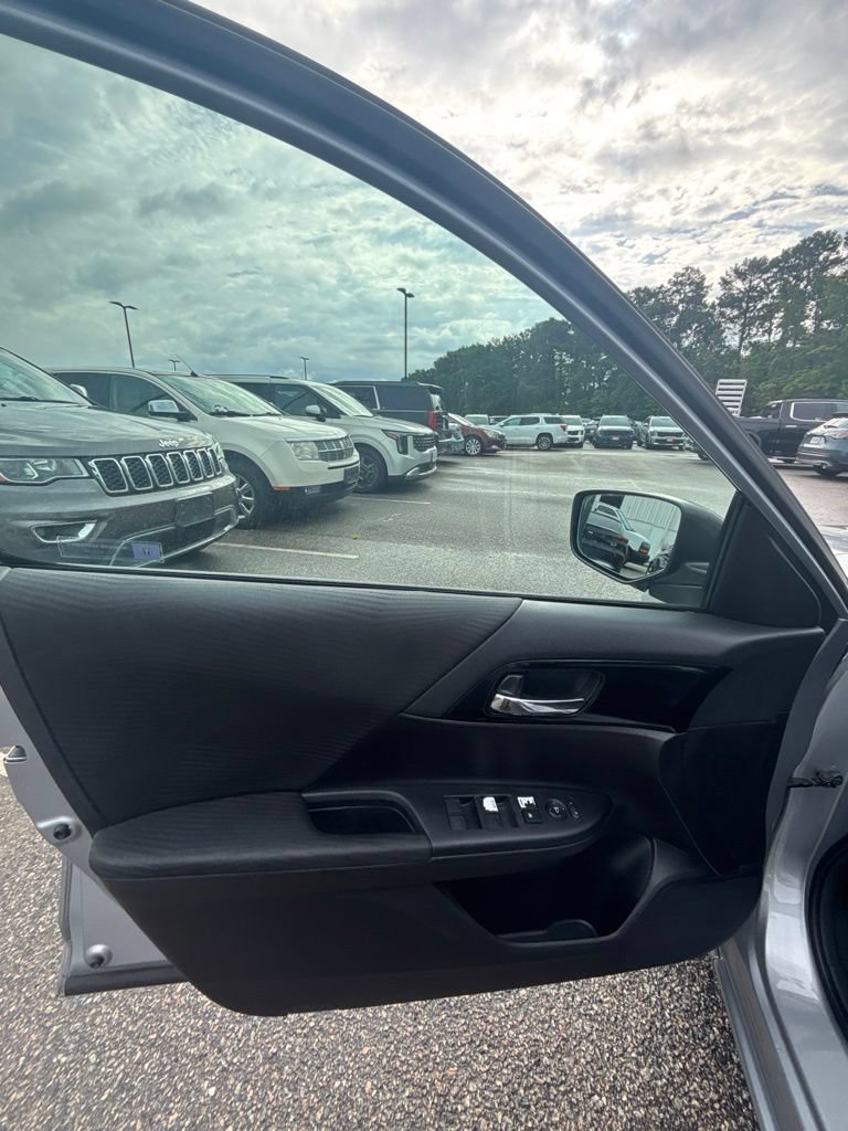 Used 2017 Honda Accord LX image 10