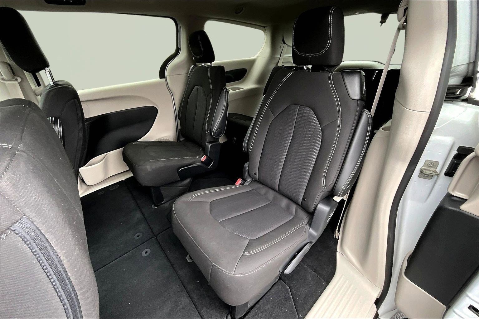 Used 2024 Chrysler Voyager LX image 22