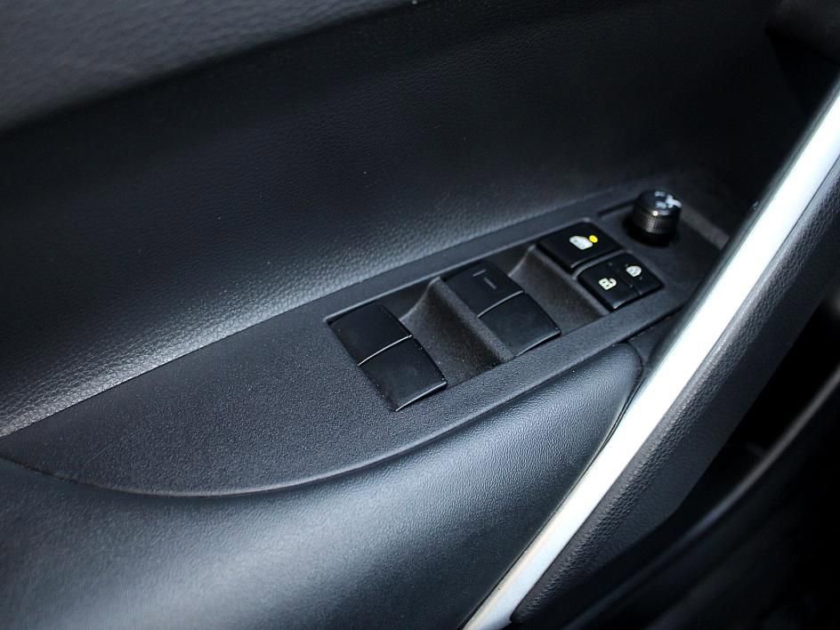 Used 2025 Toyota Corolla Cross XLE image 38