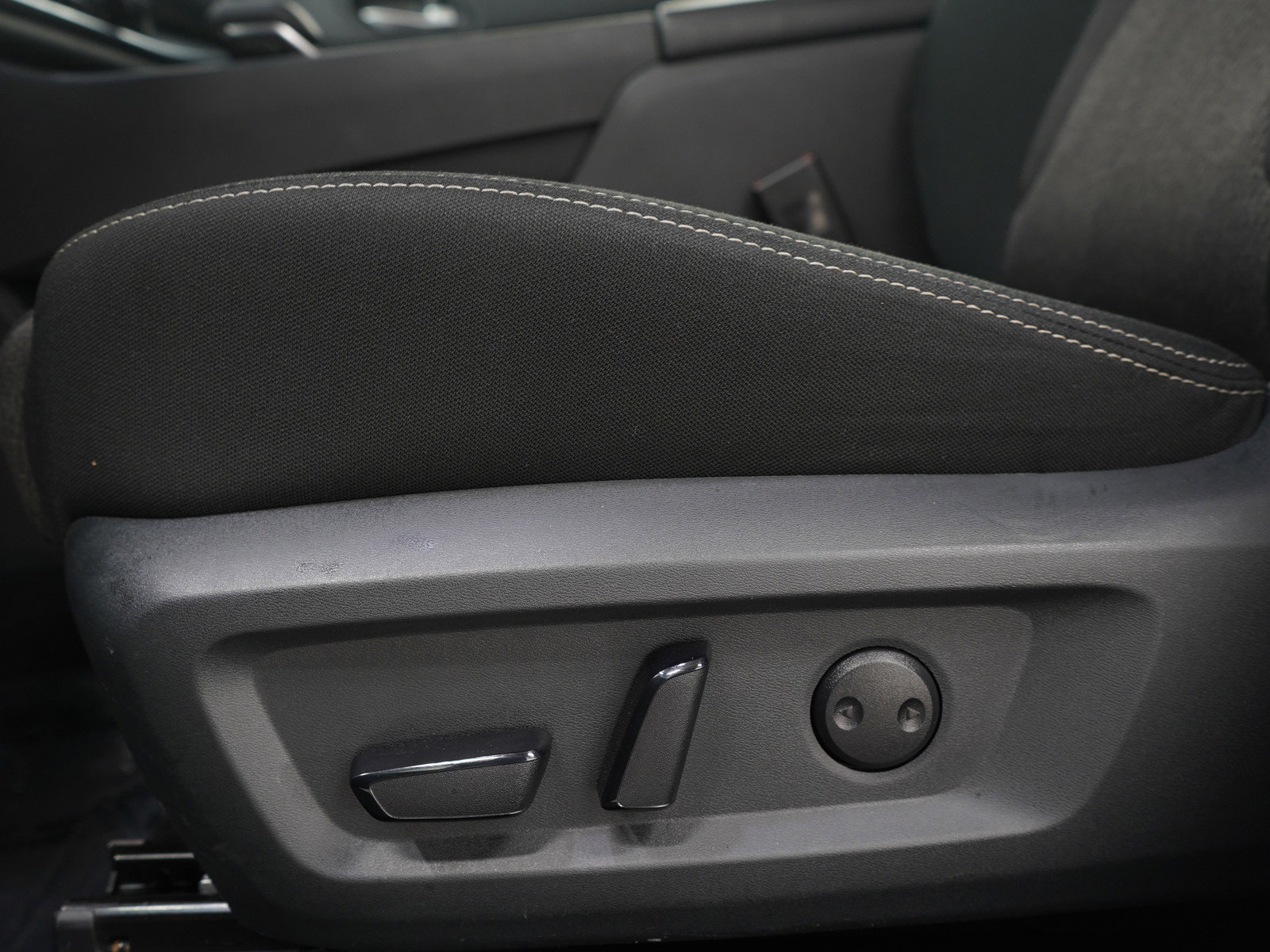 Used 2025 Nissan Rogue SV image 25