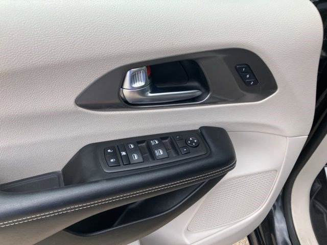 Used 2023 Chrysler Pacifica Touring-L AWD/4WD image 10