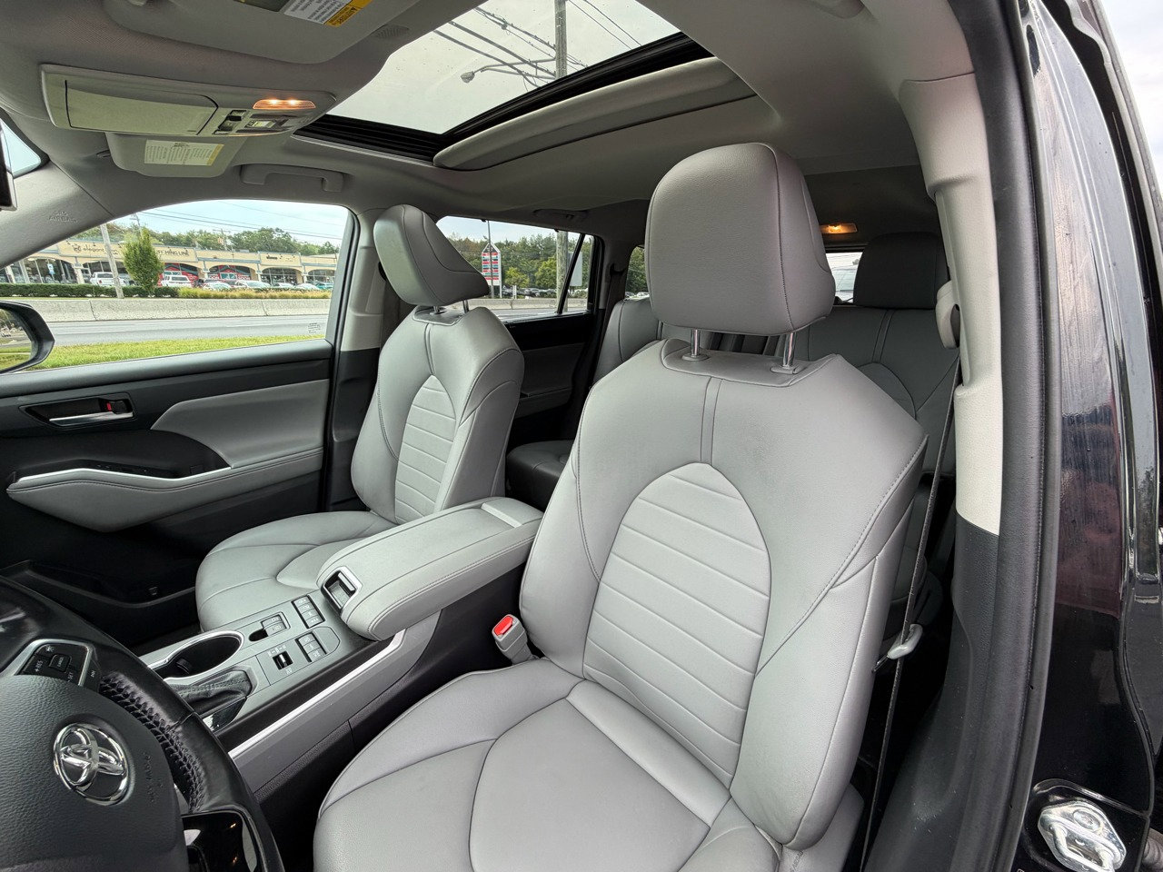 Used 2021 Toyota Highlander XLE image 14