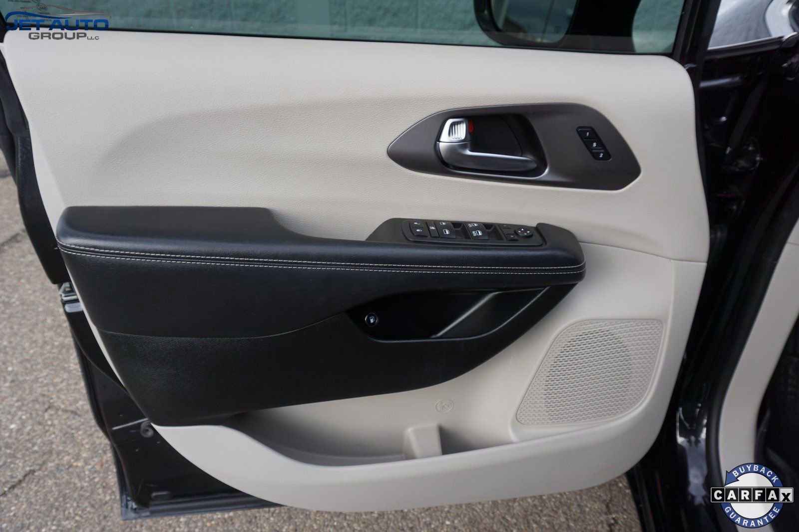 Used 2022 Chrysler Pacifica Touring-L image 30