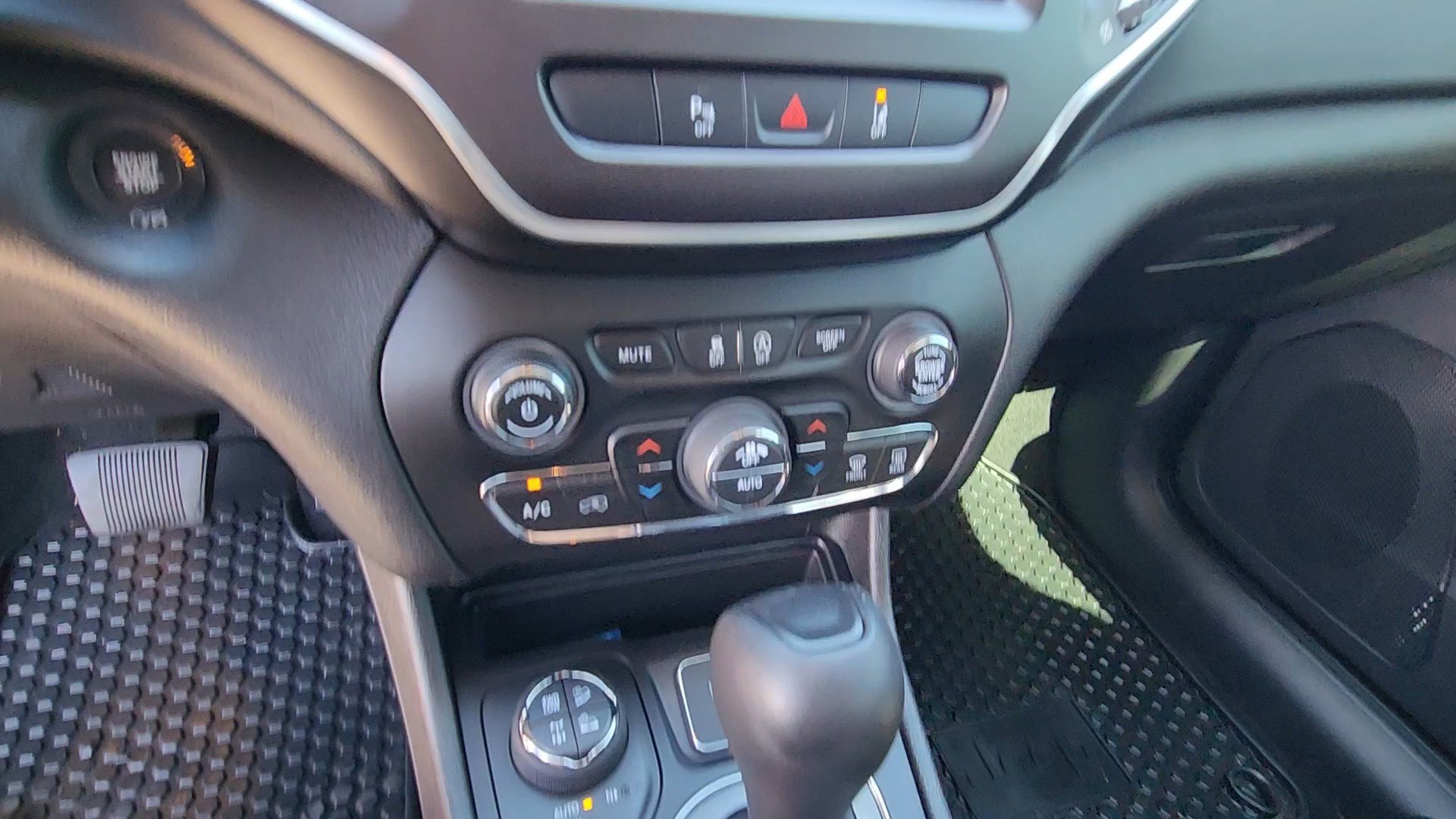 Used 2021 Jeep Cherokee Trailhawk AWD/4WD image 38