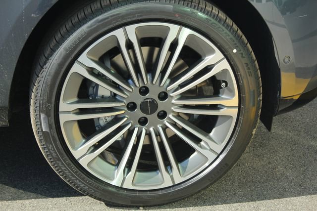 New 2026 Land Rover Range Rover Long Wheelbase SE image 9