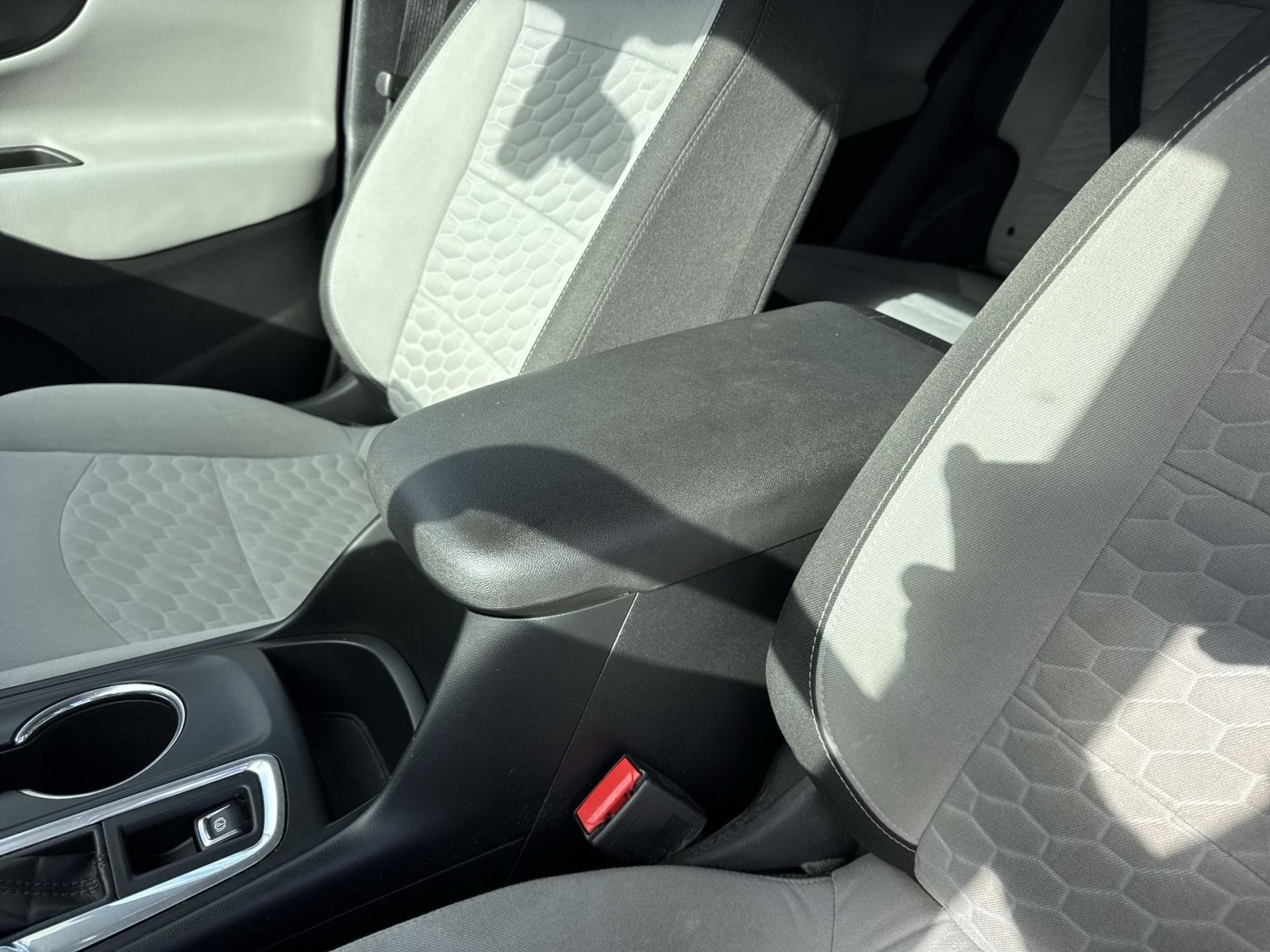 Used 2018 Chevrolet Equinox LT image 28