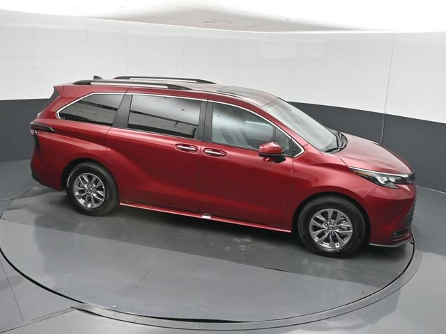Used 2025 Toyota Sienna XLE FWD image 40