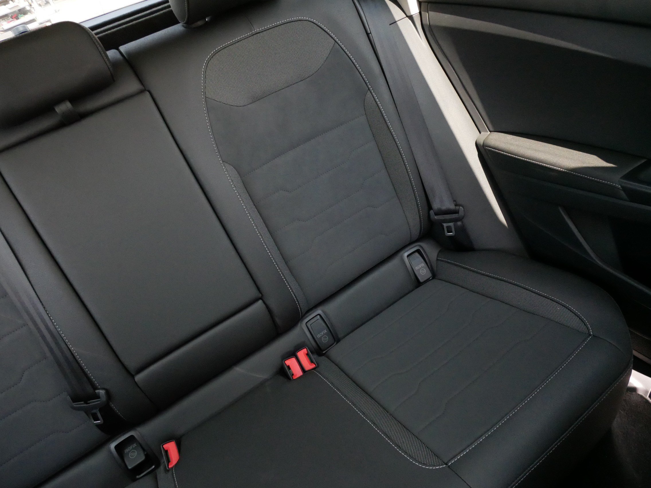 Certified 2025 Volkswagen Taos SE AWD/4WD image 14