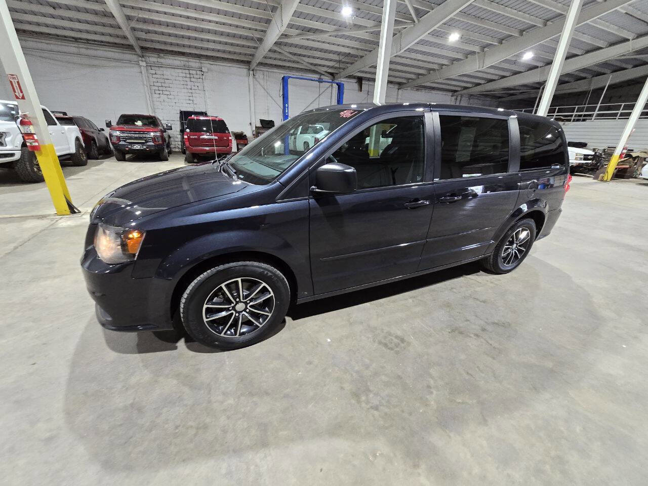 Used 2014 Dodge Grand Caravan SE w/ Quick Order Package 29E SE FWD image 3