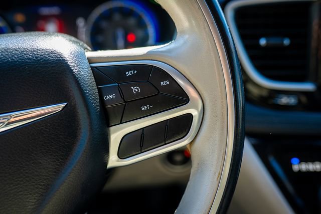 Used 2020 Chrysler Pacifica Limited image 32