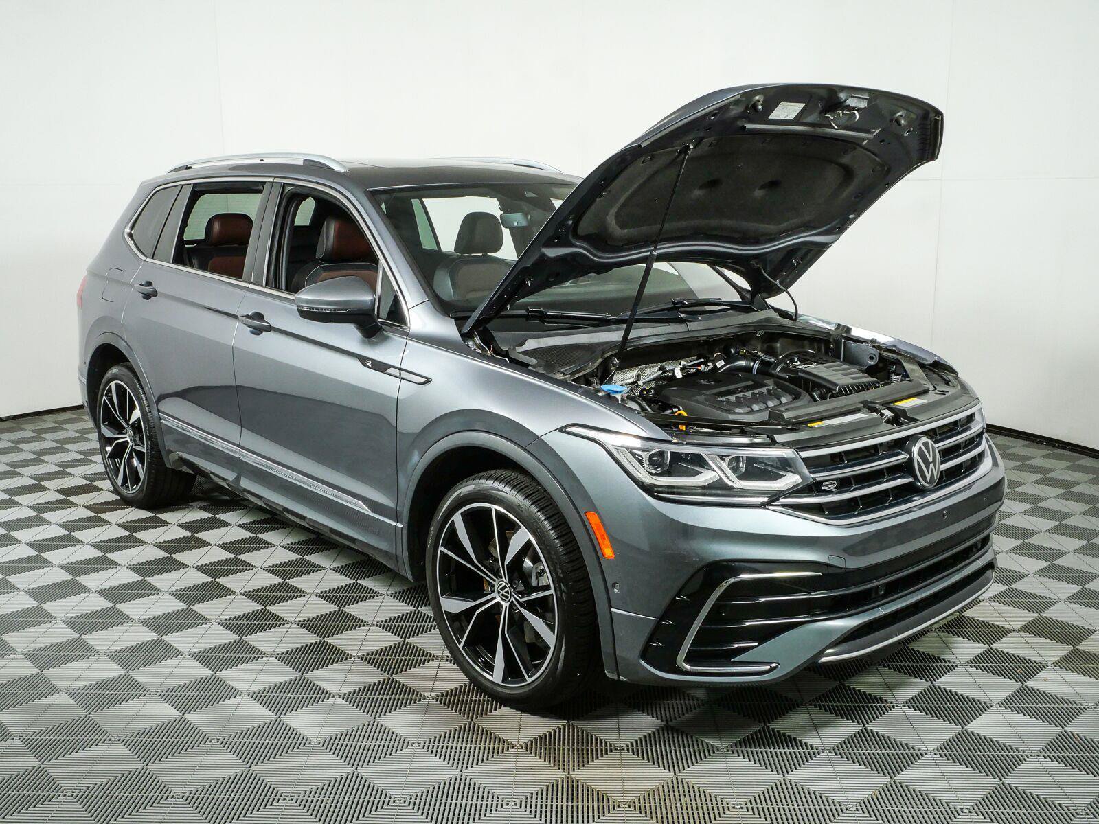 Used 2022 Volkswagen Tiguan SEL R-Line AWD/4WD image 36