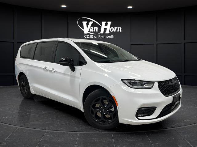 Used 2024 Chrysler Pacifica Limited FWD image 1