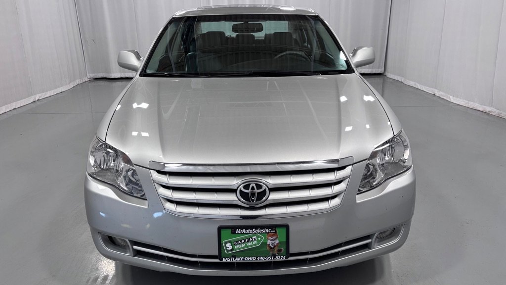 Used 2005 Toyota Avalon XLS image 2