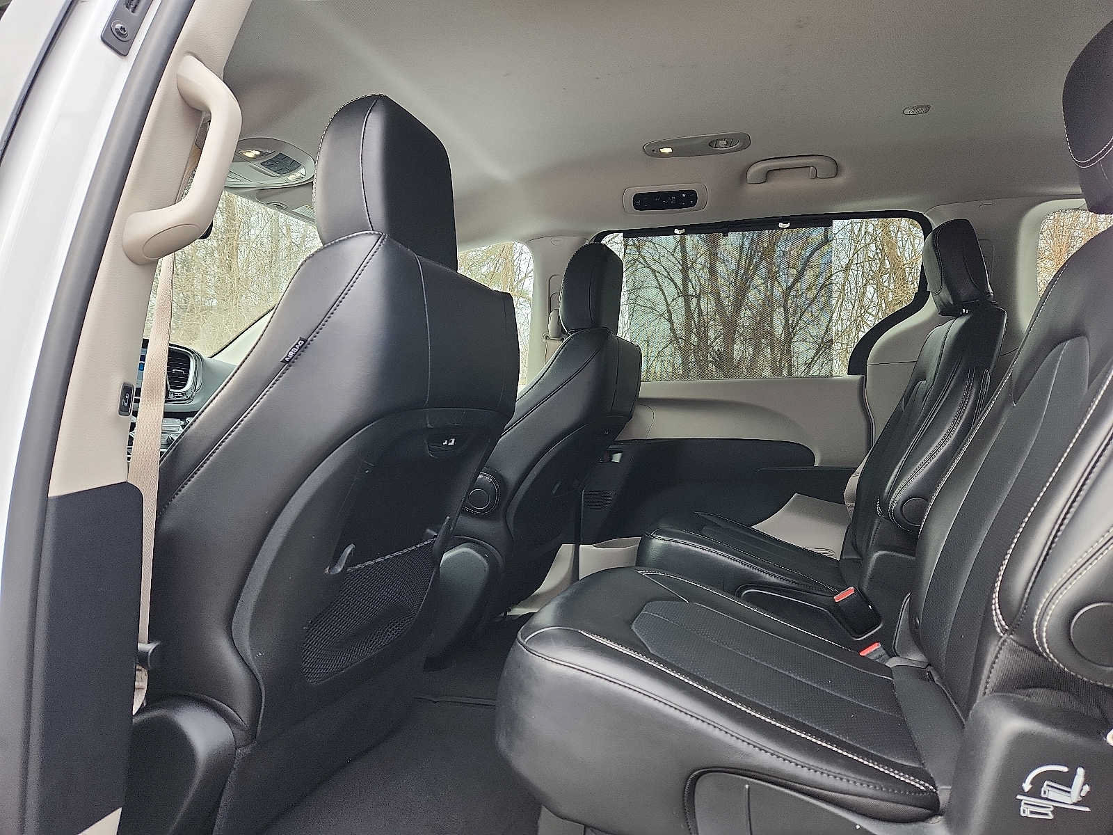 Used 2024 Chrysler Pacifica Touring-L FWD image 10