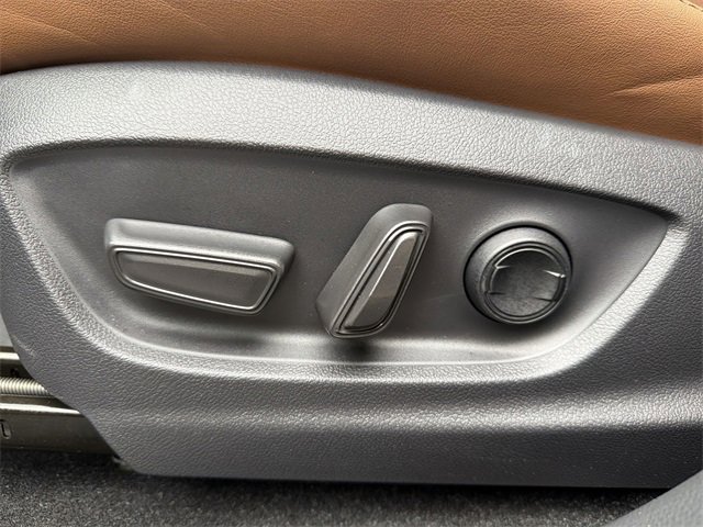 Used 2025 Toyota Crown Signia Limited w/ Advanced Technology Package image 12