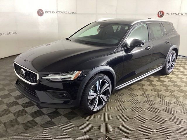 New 2026 Volvo V60 B5 Cross Country Plus w/ Climate Package