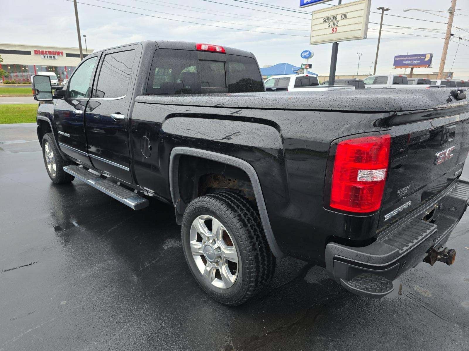 Used 2018 GMC Sierra 2500 Denali w/ Suspension Package, Off-Road AWD/4WD image 4