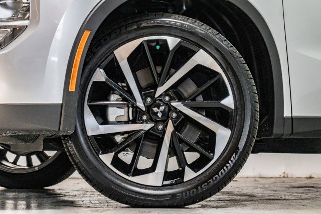 New 2025 Mitsubishi Outlander SE image 3
