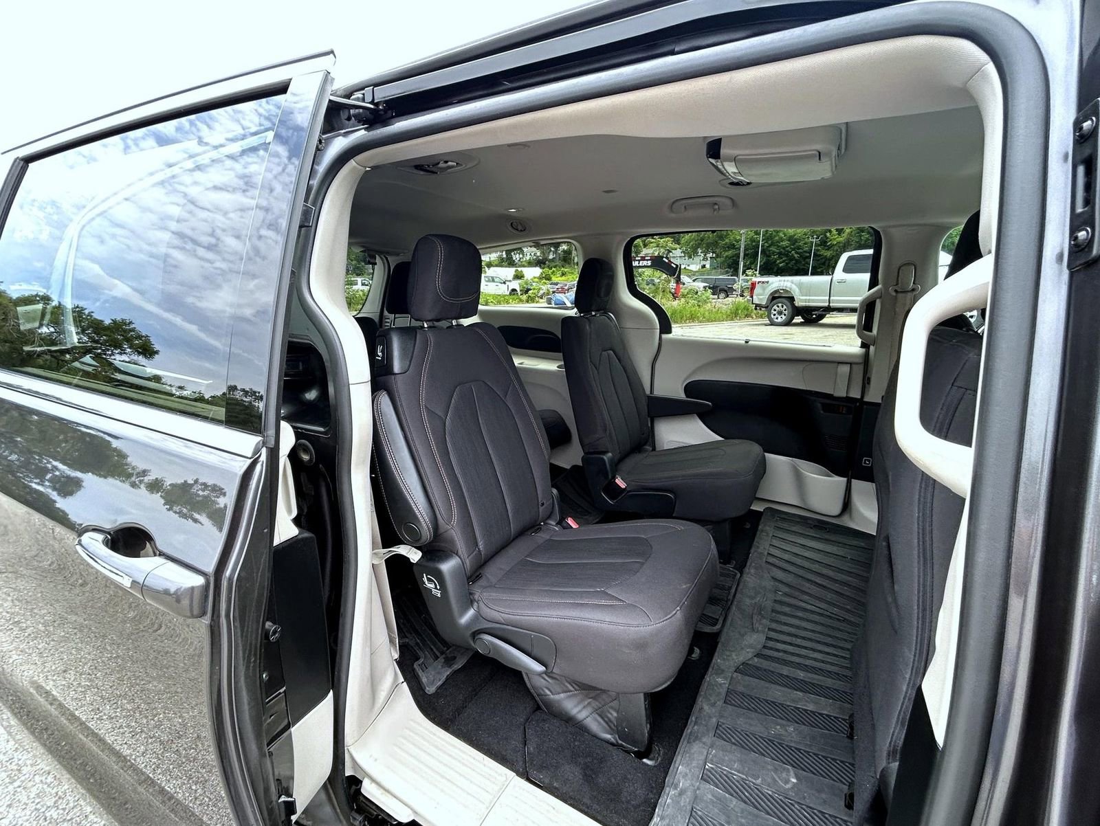 Used 2019 Chrysler Pacifica Touring Plus w/ Tire & Wheel Group FWD image 18