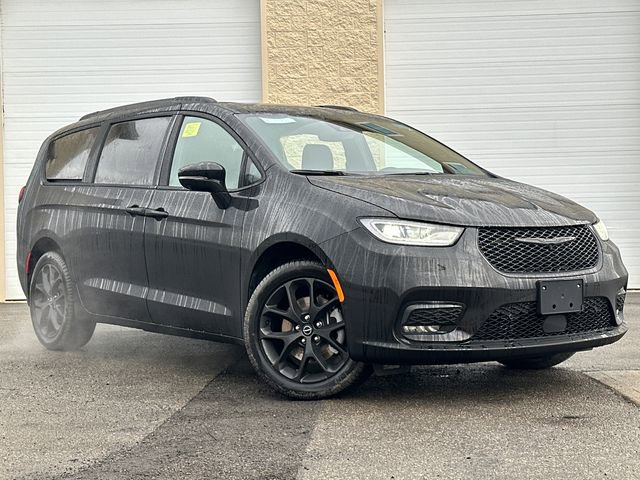 New 2026 Chrysler Pacifica Limited w/ S Appearance Package image 2