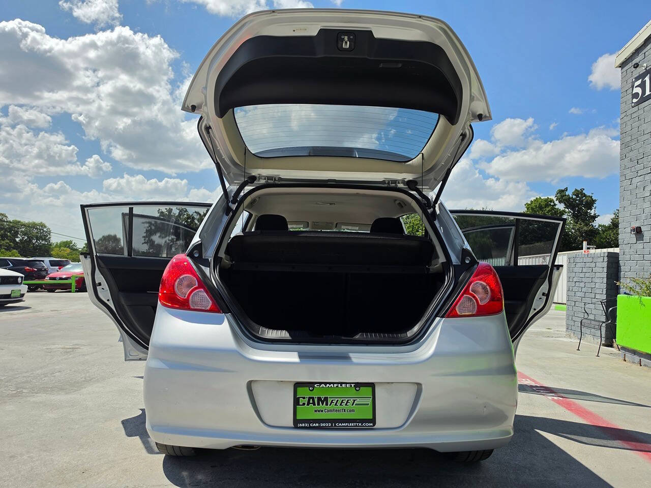 Used 2012 Nissan Versa Hatchback w/ SL Navigation Pkg FWD image 27