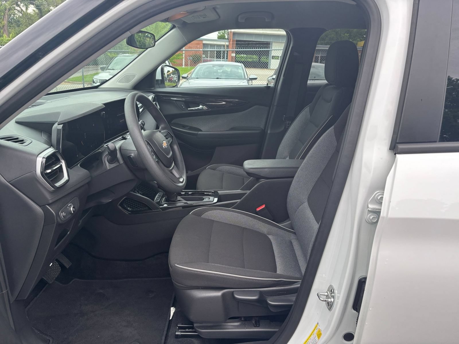 Used 2025 Chevrolet TrailBlazer LT FWD image 24