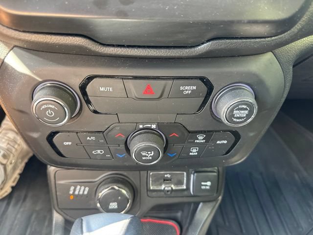 Used 2018 Jeep Renegade Latitude w/ Cold Weather Group AWD/4WD image 19