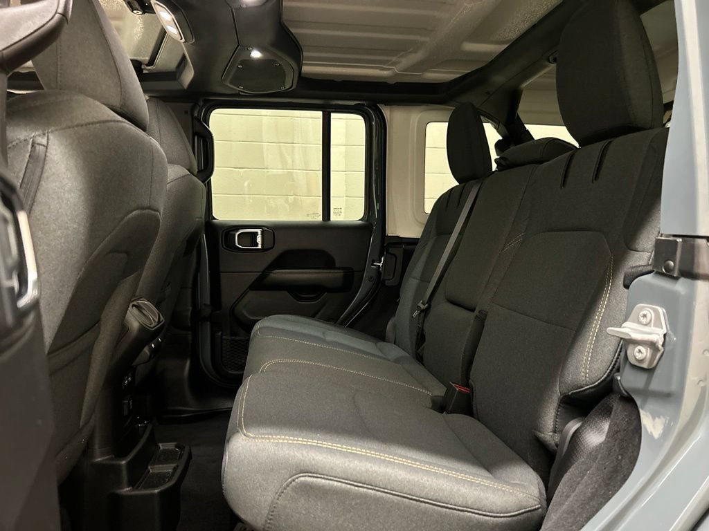 Used 2025 Jeep Wrangler Unlimited Sahara w/ Safety Group AWD/4WD image 8