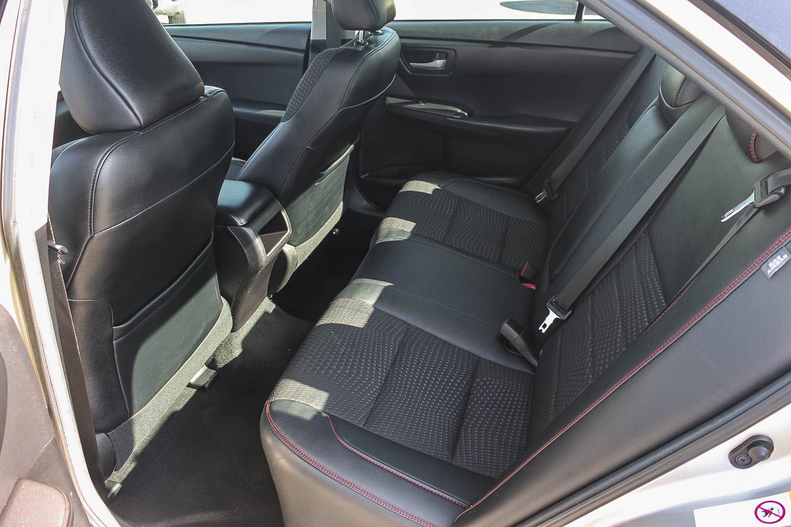 Used 2015 Toyota Camry SE FWD image 19
